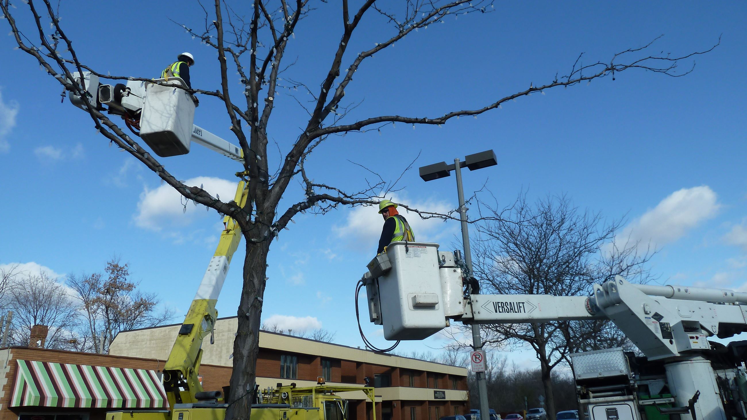 Utility truck bucket